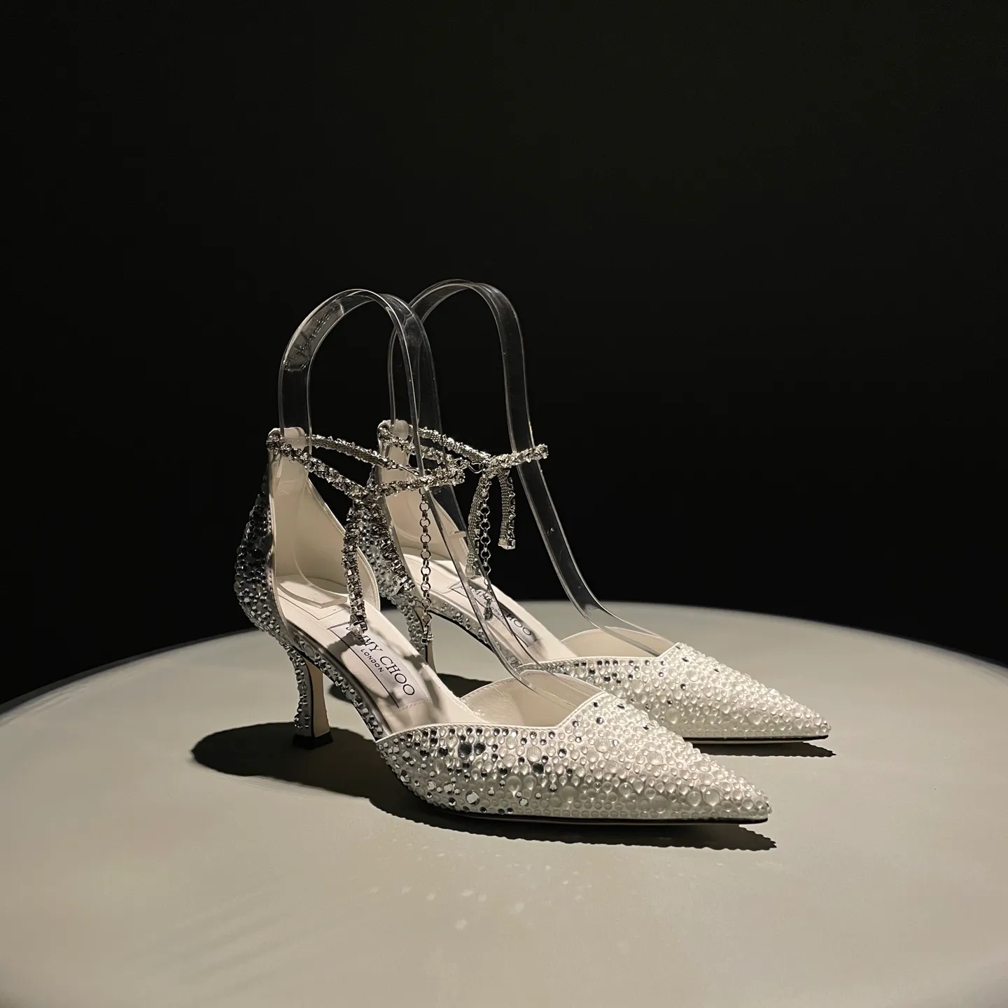 👟👟Ex-factory price 720👟👟 Jimmy Choo/Jimmy Choo classic diamond chain pointed toe crystal high-heeled sandals. Excellent crystal shoes. So beautiful that you can't take your eyes away. The shape of the shoes is very delicate and not too narrow and long. The internal space is sufficient to allow the toes to relax enough. The rhinestones outline a charming arc on the instep. It is simply beautiful. It has a 360-degree surrounding fairy atmosphere. Gorgeous without being exaggerated! ! The fabric is made of imported silk, with imported sheepskin lining. Customized A-grade Italian genuine leather sole. Heel height: 6.5 or 8.5. Size: 35-40 (41, 42, 43 customized, non-refundable)